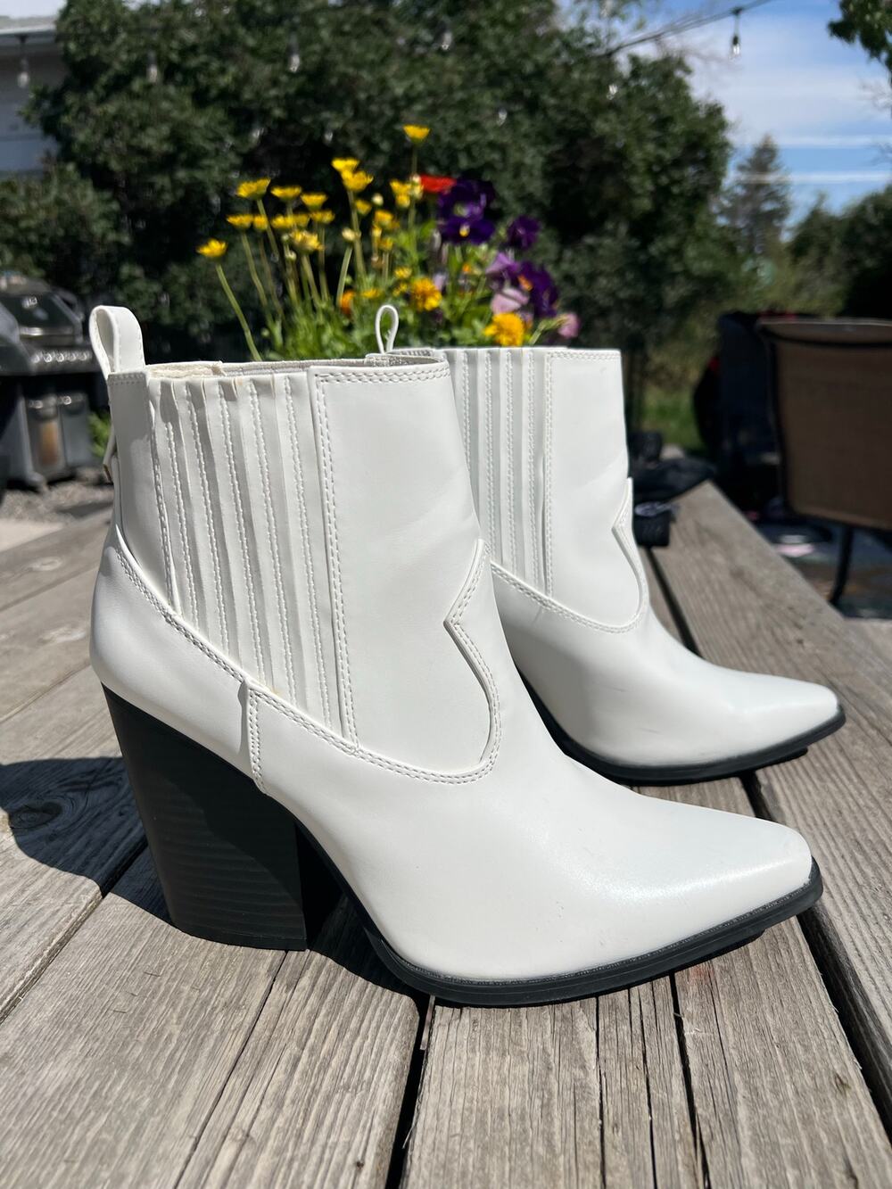 Qupid "Easy As That" White Western Ankle Boots booties women’s size 10 cowboy